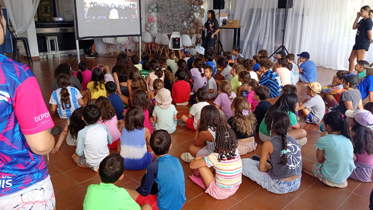 Grupo de niñas y niños participando de una colonia de vacaciones